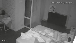 Der Junge hatte feuchte Träume und will jetzt ficken