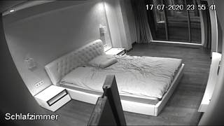 Sie liebt es, nachts allein im Bett zu masturbieren