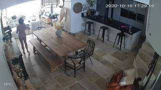 Sieh dir ihren Körper an, während sie nackt zu Hause ist