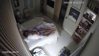 Sie holt seinen Schwanz heraus und fordert ihn auf, sie zu ficken.