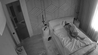 Sie saugt einen reifen Schwanz vor der Überwachungskamera