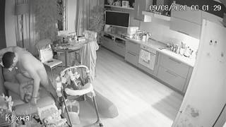 Sie ficken in der Küche und vergessen die Kamera