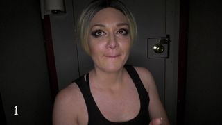 Eine Blondine bläst ruhig und gründlich in gloryhole