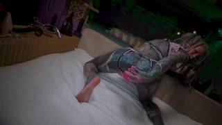 Mega tattooed babe fügt einen riesigen Dildo in ihr