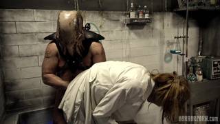 Tintenfisch Monster fickt die Muschi der Ärtztin und stöhnt