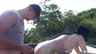 Ein großer Schwanz für sie im Freien