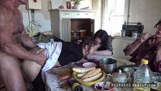 Familie von völlig verrückten Perversen fickt hemmungslos