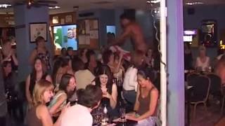 Jede Menge geile Frauen auf diesen heißen Partys Jede Menge geile Frauen auf diesen heißen Partys