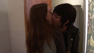 Riley Reid ist von einer Freundin eingeschüchtert, die sie ansprechen wird