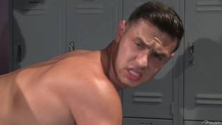 Nick Sterling und Josh Conners beim Arschficken in der Umkleidekabine