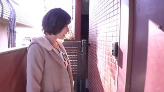 Eimi Fukada macht einen Footjob und bekommt Creampie