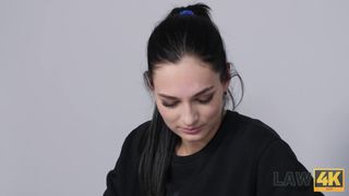 Leanne Lace lässt sich fangen und wird in das Loch gesteckt, um zu ficken