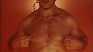 Heiße, braungebrannte Männer, die sich in vollen Zügen amüsieren