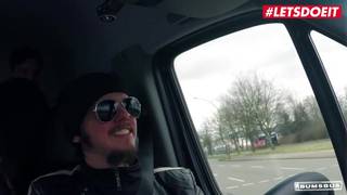 Deutsche Cougar fickt hinten im Wagen