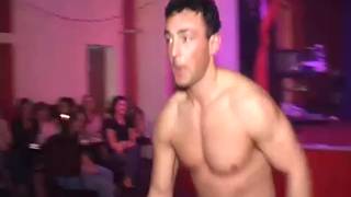 In einem Nachtclub ein nackter Mann und viele Frauen!