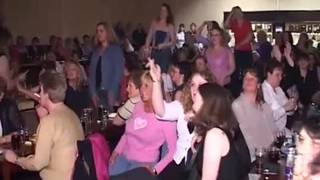 Geile Frauen vergnügen sich mit einigen Strippern