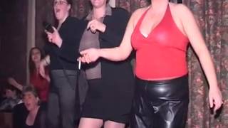 Geile Frauen vergnügen sich mit einigen Strippern