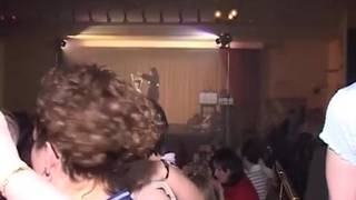 Geile Frauen vergnügen sich mit einigen Strippern Geile Frauen vergnügen sich mit einigen Strippern