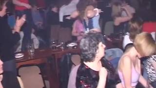 Geile Frauen vergnügen sich mit einigen Strippern
