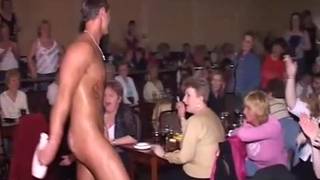 Geile Frauen vergnügen sich mit einigen Strippern