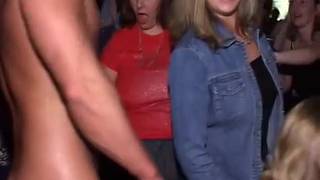 Geile Frauen vergnügen sich mit einigen Strippern