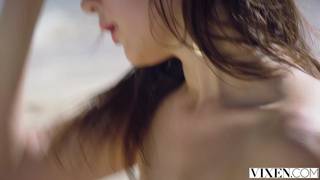 Teen Ellie Leen gefickt auf dem Strand.