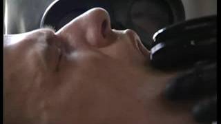 Un militaire en uniforme baise un gars Un militaire en uniforme baise un gars