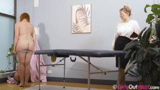 Lesbische Masseurin benutzt ihre Zunge und ihre Brüste Lesbische Masseurin benutzt ihre Zunge und ihre Brüste