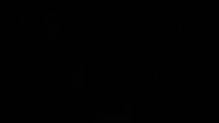 Sexy Mädchen genießt ein Dreier und Creampie