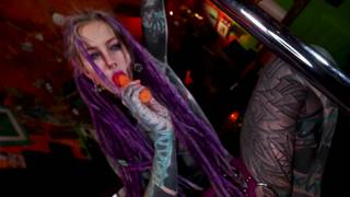 Anuskatzz beeindruckt uns mit ihren Tattoos und ihrer Masturbation