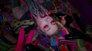 Anuskatzz bemalt als Cosplayerin in vielen Farben und mit Spielzeugen