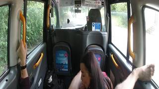 Fake Taxi fickt diese kleine Brünette im Hintersitz Fake Taxi fickt diese kleine Brünette im Hintersitz