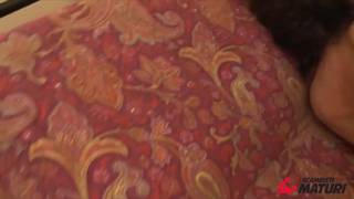 Maskierte alte Dame dreht ein Pornovideo