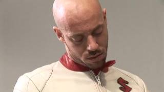 Ein geiler Biker zertrümmert den kleinen Arsch der DILF