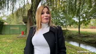 Hübsche Französin schreit wie eine Verrückte in Doggy Style