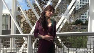 Französische Emo zeigt Brüste auf der Straße