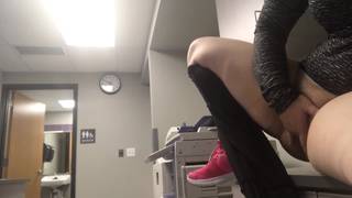 Pausenzeit im Büro, damit sie masturbieren kann