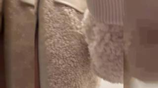 Riley hat die behaarte Vagina, die wir sehen, während sie sich umzieht.