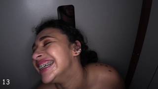 Takosha kniet auf den Knien, während sie ihn bläst.