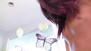 Zwei sexy Transen penetrieren sich anal