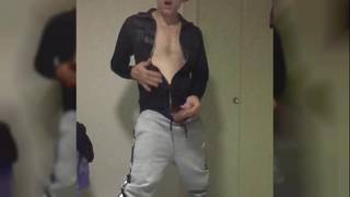 Sexy Max masturbiert und ejakuliert für dich