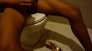 Im Badezimmer und zerrt an ihrem Tgirl-Schwanz