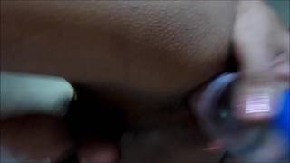 Kam steckt sich eine Flasche in den Arsch