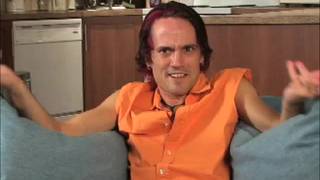 Calvin drängt sich auf dem Sofa auf, weil er sich vergnügen will