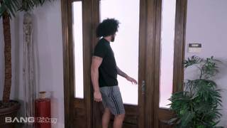 Fitnesstrainerin wird in der Periode gefickt