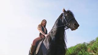 Adelle Torres reitet und zeigt uns alles