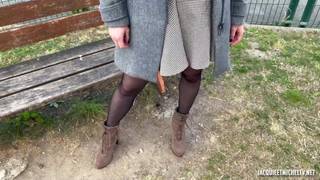 Französin macht Upskirt und zeigt ihre Brüste