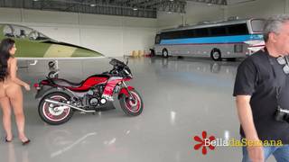 Bianca Grellert nackt auf einem Motorrad und zeigt ihren Arsch