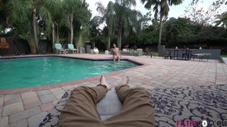 Kylie Rocket wird am Poolrand blasen und ficken