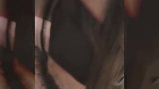 Transen mit verbundenen Augen saugen einen Schwanz